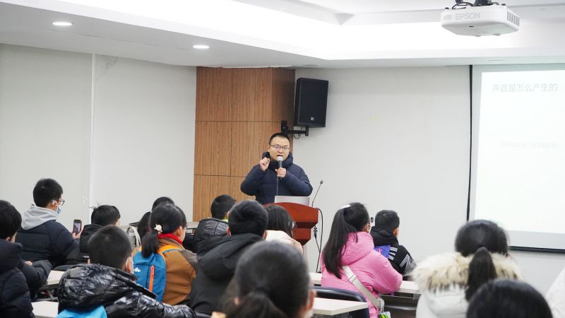 講座中，聲學專家辜磊與學生們進行互動交流