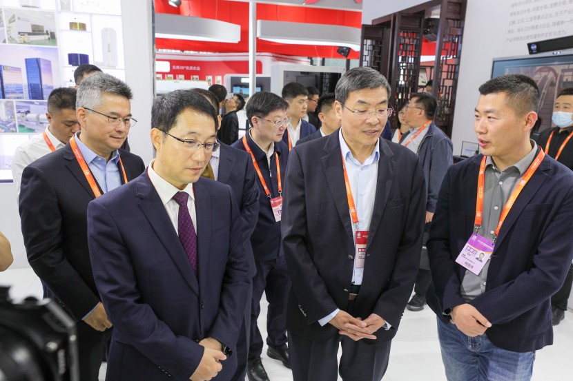 江蘇省委常委、常務(wù)副省長馬欣，蘇州市委副書記、市長吳慶文參觀清聽聲學(xué)展區(qū)